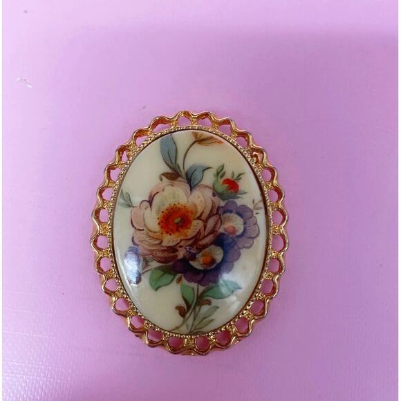 Vintage Hand Painted floral Pin - Picture 4 of 4